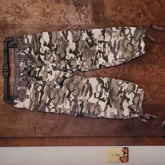 Younique camouflage capri pants 1 - Picture 10 of 11